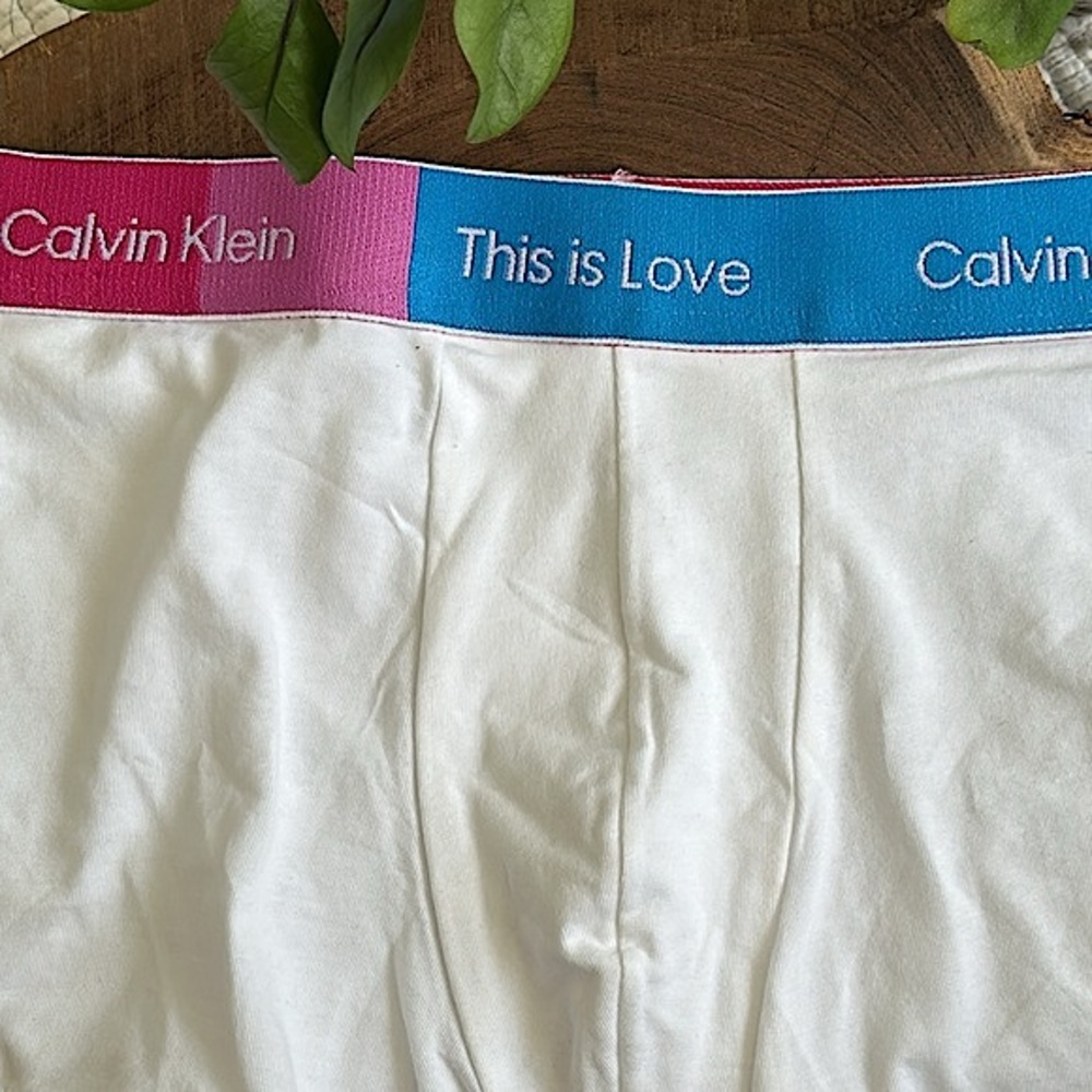 Calvin Klein - Picture 2 of 6